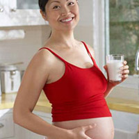 Cột sống của bé đã khỏe hơn và đủ sức nâng đỡ cơ thể rồi. (Ảnh minh họa)