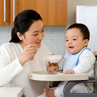 Ăn dặm quá sớm sẽ ảnh hưởng tới sức khỏe của bé (Ảnh minh họa).