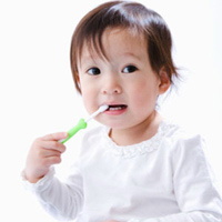 Chọn bàn chải đánh răng phù hợp sẽ giúp bảo vệ răng của bé (Ảnh minh họa).