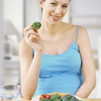 Bà bầu cần chú ý ăn nhiều vitamin. (Ảnh minh họa)