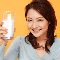 Uống một cốc sữa bò chữa hôi miệng (ảnh minh họa)