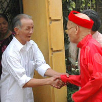 Người đi xông đất, ngoài những lời cầu chúc tốt đẹp dành cho gia chủ còn phải ăn mặc thật đẹp và mang theo một chút quà Tết (ảnh minh họa)