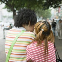 Nhiều gia đình lo lắng về việc "yêu sớm" của con (ảnh minh họa)