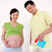 Bà bầu nên uống sữa ngay sau khi biết cơ thai. (ảnh minh họa)