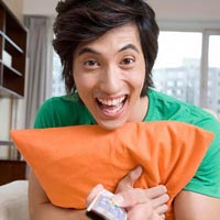 Chồng vô cùng hứng thú khi tung cảnh nóng lên mạng (Ảnh minh họa)