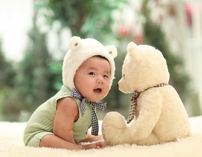 Từ hồi 2 tháng cháu đã ngồi được trên xe tập đi. Cháu thích bò quanh nhà tìm và rất tò mò muốn khám phá những điều mới lạ.