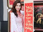 Làng sao - HH Kim Hồng duyên dáng chọn câu đối ngày Tết