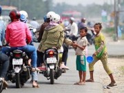Tin tức - Trẻ không biết tiếng Việt bị chăn dắt trên Quốc lộ 1