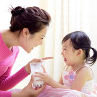 Bạn nên hạn chế cho bé dưới 1 tuổi ăn váng sữa. (Ảnh minh họa).