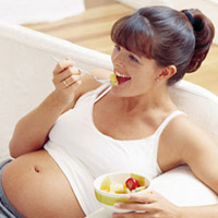 Bà bầu không nên ăn những thực phẩm chưa được chế biến kỹ. (Ảnh minh họa)