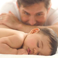 Trẻ nhỏ dễ ra nhiều mồ hôi trộn do hệ thần kinh thực vật chưa hoàn thiện. (Ảnh minh họa).