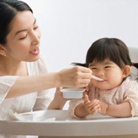 Rất nhiều trẻ có thói quen ngậm cơm không chịu nuốt. (Ảnh minh họa).