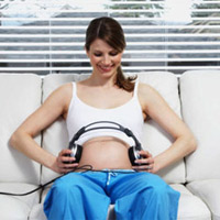 Âm nhạc có tác dụng kích thích não bộ của trẻ. (Ảnh minh họa)