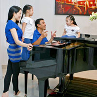 Quyền Linh chơi đàn cho các con nghe