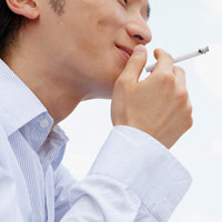 Hút thuốc lá ảnh hưởng đến 'cậu bé' (Ảnh minh họa)
