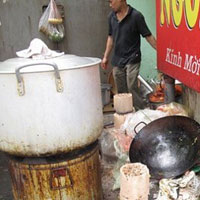 Chảo rán và thịt rán xong để ngay cạnh bãi rác cho…nguội