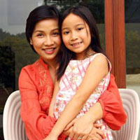 Mỹ Linh và con gái