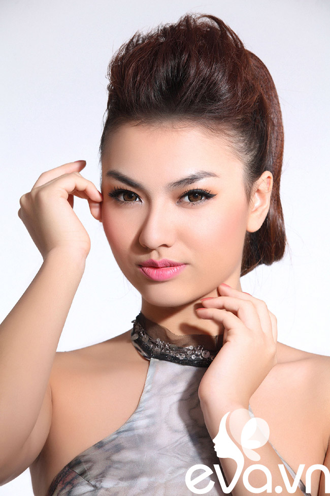 Cô cũng thường lựa chọn tông son hồng phớt để khoe nước da nâu khỏe mạnh.