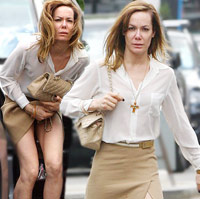 Tara Palmer-Tomkinson bối rối vì váy ngắn