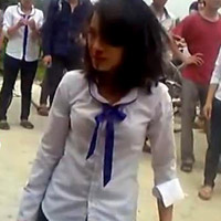 Nữ sinh đánh nhau (ảnh chụp từ clip)