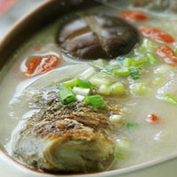 Canh cá diếc nấm hương rất có lợi cho sự phát triển của thai nhi. (ảnh minh họa)