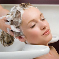 Người tiêu dùng hạn chế sử dụng các mỹ phẩm có mùi thơm từ hóa chất tổng hợp.