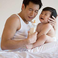 Con không bú bình khiến tôi rất stress. (Ảnh minh họa).