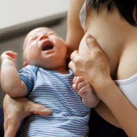 Em rất buồn vì con không chịu bú mẹ. (Ảnh minh họa).