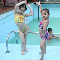 Các bé xinh tươi và điệu đà với bikini