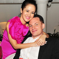 Hồng Nhung bên người chồng ngoại quốc