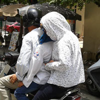 Nắng nóng khiến nhiều người dân phải vất vả tìm cách đối phó