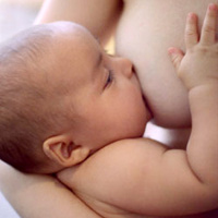 Đủ sữa cho con bú luôn là ao ước của nhiều mẹ. (Ảnh minh họa).