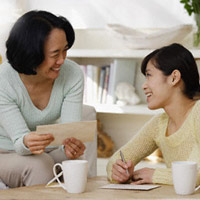 Mẹ chồng dạy con dâu chuyện 'chăn gối' vợ chồng (ảnh minh họa)