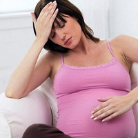Đau đầu là chứng bệnh khá phổ biến khi mang thai. (ảnh minh họa)