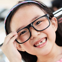 Chọn kính cho bé (ảnh minh họa)