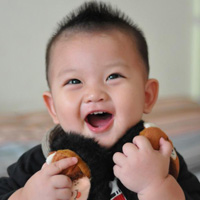 Billy cười tươi như hoa nắng