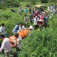 Nghẹn ngào đưa 2 bé về nghĩa trang