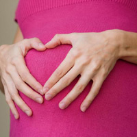 Nuôi dưỡng thai nhi bằng hình thức matxa vuốt ve là một biện pháp hiệu quả. (Ảnh minh hoạ)