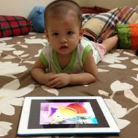 Nhiều bố mẹ coi iPad là công cụ giải trí quyền năng dành cho con (Ảnh minh hoạ)