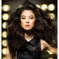 Song He Kyo trở nên gợi cảm và cá tính hơn với những kiểu tóc uốn