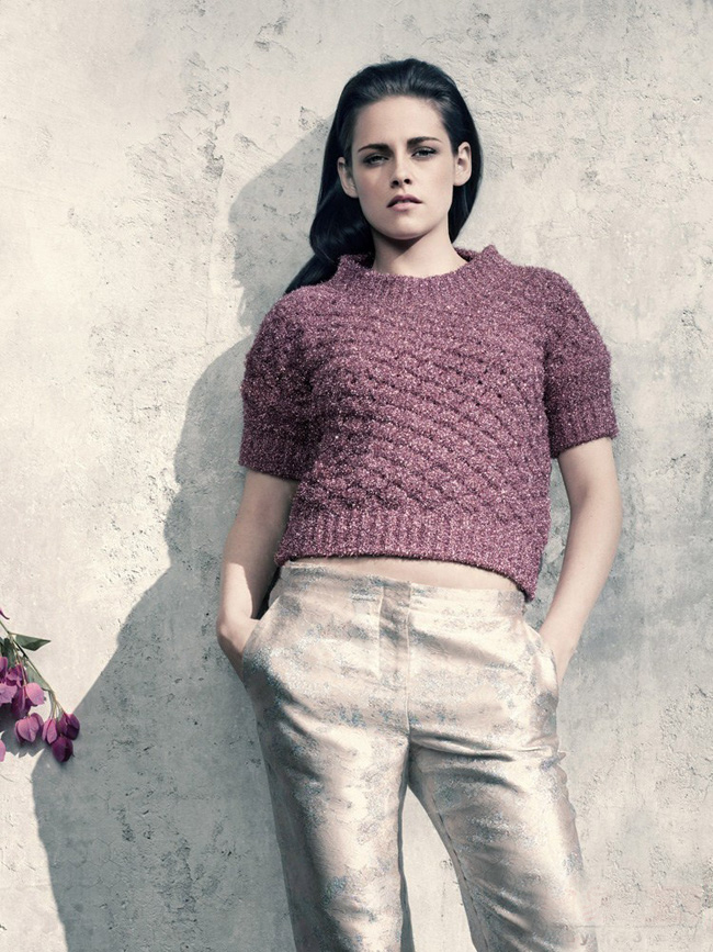 Stewart Kristen là một trong những nữ diễn viên trẻ tạo được dấu ấn mạnh  mẽ trong làng điện ảnh Hollywood. Bộ phim mới nhất của cô có tên Bạch Tuyết  và gã thợ săn cũng đã nhận được những đánh giá tích cực từ giới chuyên  môn và cả fan hâm mộ. Nhờ những thành công đó, Stewart đang ngày một đắt  hàng quảng cáo, cô lần lượt được xuất hiện trên trang bìa của các tạp  chí nổi tiếng. Và gần đây nhất là ấn bản Elle tháng 7 với một phong cách  retro thanh lịch nhưng vẫn toát lên vẻ đẹp cổ điển.
