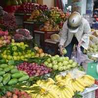 Hàng mận, đào, rượu nếp đông từ sáng (Ảnh minh họa)