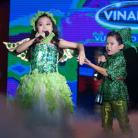 Nhật Tiến cầm tay cô tiên rau Bích Hằng.