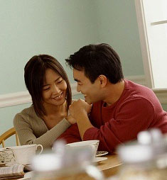 Nối lại tình yêu sau thời gian dài kết hôn (Ảnh minh họa)