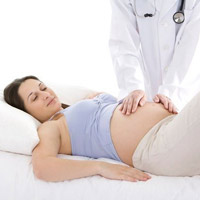 Bà bầu nên khám thai đều đặn suốt quá trình mang thai (ảnh minh họa)