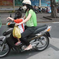 Không nên cho trẻ ngồi phía trước (ảnh minh họa)