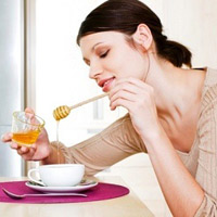 Sử dụng mật ong trị khô môi hiệu quả cho mẹ bầu. (ảnh minh họa)