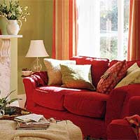 Sofa đỏ thích hợp với tường màu xanh lá