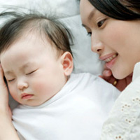Nói cho bé nghe mọi thứ hàng ngày có thể giúp bé biết nói sớm. (Ảnh minh họa).