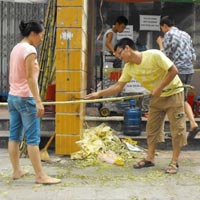 Sinh viên bận rộn bán nước mía (Ảnh minh họa)